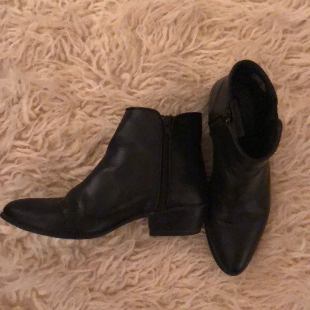 Steve Madden Black leather booties